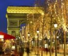 Champs Elysées arka planda Arc de Triomphe ile yılbaşı için süslenmiş. Paris, Fransa